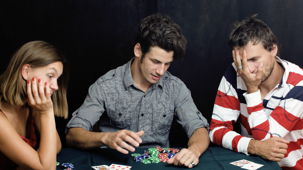 jugadores en la mesa de póquer